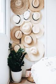 How To Turn Stylish Hats Into Wall Decor En 2020 Porte Manteau Diy Deco Deco Maison