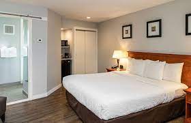 Las habitaciones de comfort inn monterey by the sea hotel incluyen televisor de pantalla plana para una comodidad mucho estamos seguros de que disfrutarás de tu estancia en the inn at 1252 monterey mientras descubres todo lo que monterrey tiene. Monterey Hotel Near Cannery Row The Inn At 1252 Monterey