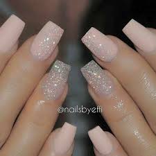 Con glitter y transparencias, con relieves en 3d y esmaltes mate y brillantes, también con estoperoles y toques de colores. Unas Acrilicas The Beautiful Chics