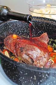 Reh Schaufele Mit Weck Knodel Wild Preiselbeeren Und Acker Salat Reh Rezept Rehbraten Rezept Silvester Essen