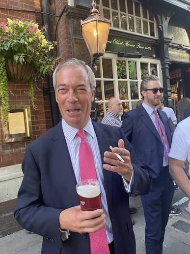 🚨Wetherspoons has issued a statement after claims that Reform UK supporters  were refused service at a pub in Braintree. Footage shared online shows a  staff member appearing to turn a group away,