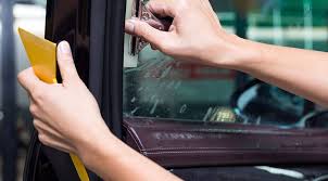 Kedi kumu arabanın içindeki nemi absorbe ettiğinden buharı nasıl yapıldığını videodan da izleyebilirsiniz: Cam Filmi Nasil Sokulur Ucretsiz Cam Filmi Sokmek Icin Yontem Son Dakika Haberleri