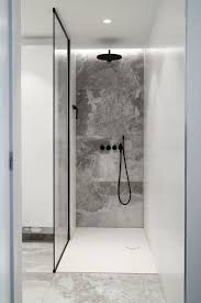 Begehbare Dusche Mit Massgefertigter Duschkabine Aus Glas Aus Begehbare Dusche Duschkabine Glas Shower Cabin Bathroom Design Inspiration Glass Shower