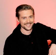 Die ankündigung sorgte für furore, weil unklar war, ob sie wirklich ernst gemeint war. Klaas Heufer Umlauf Tv Moderator Sanger Welt