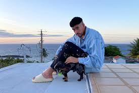 They met in a restaurant in 2017 when bad bunny was dining with his family, and they started dating shortly after. Bad Bunny Makes History By Being The First Urbano Male Artist To Appear On The Cover Of Rolling Stone