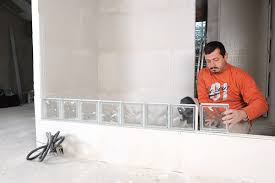 Une fenêtre en verre pour illuminer la douche. Des Parois En Briques De Verre Bricolage Avec Robert