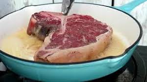 Fie ca preferati ciorbitele, friptura, salatele cu carne sau va plac hamburgerii de casa, retetele noastre impaca toate gusturile. Steak De VitÄ Cu Unt Èi Piper La Tigaie BucÄtar Maniac Youtube
