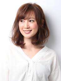ミディアムパーマ 30代 40代におすすめ大人かわいいモテ 愛され ナチュラル ゆるふわセミディ 斜め前髪 流し前髪 ベージュ ヘアサロン予約 ozmallビューティ ミディアム パーマ ヘアスタイリング セミディ