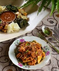 Cili kering, cili padi, bawang merah, bawang putih dan belacan digoreng secara berasingan hingga layu dan wangi, angkat dan ketepikan. Resipi Pecal Jawa Dapur Tanpa Sempadan