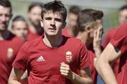 A futballista az édesanyja, a barátnője és a testvére szeme láttára halt meg, a mentők nem tudták megmenteni az életét. Ripost