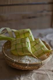 Ketupat lebaran, walaupun terlihat sederhana, ternyata memiliki proses pembuatan yang cukup susah. Ketupat Makanan Makanan Dan Minuman Lebaran