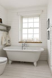 Une Maison Sobre Pres De La Mer Par Une Architecte D Interieur Planete Deco A Homes World Architecte Interieur Salle De Bain Design Decoration Petite Salle De Bain