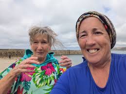 Some of my feathered friends enjoying the wind and the beautiful color of  the water today💙🌊