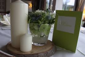 Apfelgrun Akzente Von Himmelblau Creme Dazu Holz Und Stumpenkerzen Kombiniert Fur Eine Festliche Und Doch Naturverbundene Tischdekorati Stumpenkerzen Tischdekoration Und Hochzeit Hotel