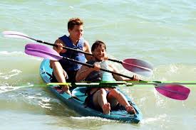 Hollywood is a small community, so it's not surprising that many stars end up forming close relationships, whether it be friendly or romantic, or even just a great bromance! Psbattle Leonardo Dicaprio And Tobey Maguire Kayaking Photoshopbattles