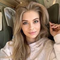 Danielle Newell's Instagram, Twitter & Facebook