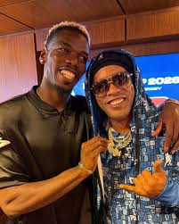 Ronaldinho Gaúcho esbanja estilo, atrai multidão e é tietado por Pogba em estreia do Brasil na Copa