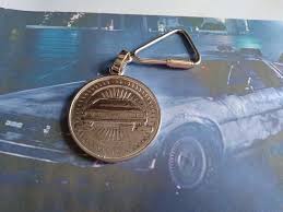nel 1985 modificato, marty è appena tornato dal viaggio nel tempojennifer: Silber Schlusselanhanger Munze Zuruck In Die Zukunft Schlusselanhanger