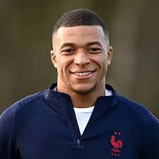 👋🏻🇧🇷 Marcelo has already retired. 👋🏻🇩🇪 Toni Kroos has already  retired. 👋🏻🇪🇸 Sergio Ramos is playing in Mexico. 👋🏻🇵🇹 Cristiano  Ronaldo is playing in Saudi Arabia. 🇭🇷🎩 Luka Modrić, at 39 years