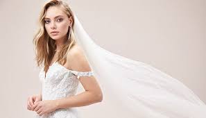 Dantel Islemeli Ince Askili Kuyruklu Balo Tipi Gelinlik Oleg Cassini 2020 Gelinlik Gelin Stili The Dress