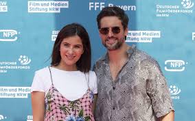 Check out the latest pictures, photos and images of chryssanthi kavazi. Neu Mama Chryssanthi Kavazi Sie Geht Ohne Tom Beck Feiern