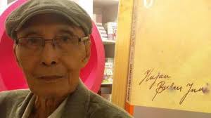 Pujangga kelahiran solo, 20 maret 1940 ini sesungguhnya memang patut dijadikan panutan dalam kancah dan berikut inilah 5 buku terbaik karya sapardi djoko damono versi gramedia.com. Sastrawan Sapardi Djoko Damono Dimakamkan Di Bogor Ini Biografi Lengkap Penyair Hujan Bulan Juni Tribun Bali