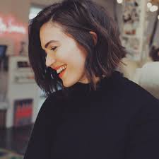 Mandy moore wearing short hair with a longer neckline. Jetss