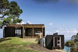 Rumah sederhana cocok untuk kamu yang memiliki anggota keluarga kecil! Desain Hunian Villa Dekat Pantai Yang Bikin Liburan Musim Panas Makin Nyaman Dan Seru Furnizing