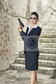 En fbi agents are allowed to drink on the job? Fbi Agentin Fototapete Fototapeten Polizistin Schusswaffe Handschellen Myloview De