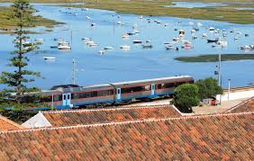 Resultado de imagen de Tren junto al mar