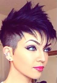 Un'altra acconciatura alquanto bislacca ultimamente si sta confermando quella dei capelli sparati in cui le punte vanno in tutte le . 51 Idee Su Cappelli Corti Tagli Di Capelli Capelli Corti Donne Stili Di Capelli Corti