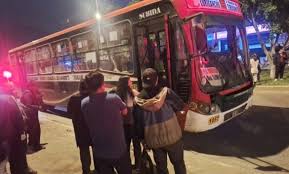 ¡Terror en SJL! Chofer Baleado: ¿La Extorsión Paraliza Lima? - Imagen ilustrativa del artículo