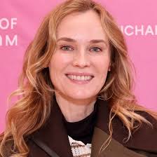 Zoe Saldaña stuns in bold yellow at the Golden Globes first-time nominee  celebration 💛 📸 Getty Images