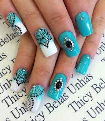 Esmalte azul con hojas doradas queda muy elegante para toda otra foto que es multicolor con mandalas formando con su pintura. Figuras De Unas Para Manos Y Pies