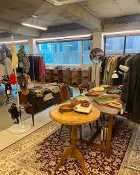 안녕하세요 브론즈윅 입니다:) 그간 홈페이지 리뉴얼 + 1호점 인테리어 때문에 소식이 뜸했네요🥲 브론즈윅에 있는 아이템들이 좀 더  빛났으면 하는 바람에 브론즈윅 1호점을 새단장하였습니다:) 곧 온라인 홈페이지도 리뉴얼 작업중에 있는데, 조만간 소식 들려드릴게요!