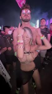 Festival girl with guy flashing boobs - ThisVid.com