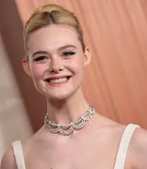 Elle Fanning i specialdesignad Givenchy Couture vid den 97:e Oscarsgalan i  Hollywood, Kalifornien. (2 mars 2025) : r/whatthefrockk