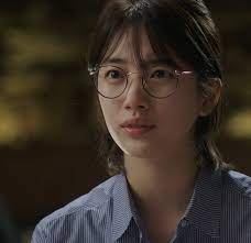 Suzy insanların gelecekte başlarına gelecebilecek olan kazaları rüyalarında görmektedir. While You Were Sleeping 2017