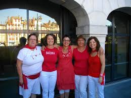 Depuis, cette tenue est devenue bien plus qu'un dress code , c'est une obligation, un devoir, un symbole fort d'adhésion aux valeurs des fêtes de bayonne et de communion avec les autres festayres. Fete De Bayonne 2012 Concours D Omelettes Les Petites Creas De Mamounette