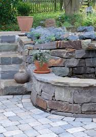 Verwunschener Krautergarten Mit Brunnen Und Hochbeet Aus Naturstein Brunnen Garten Garten Steinmauer Garten