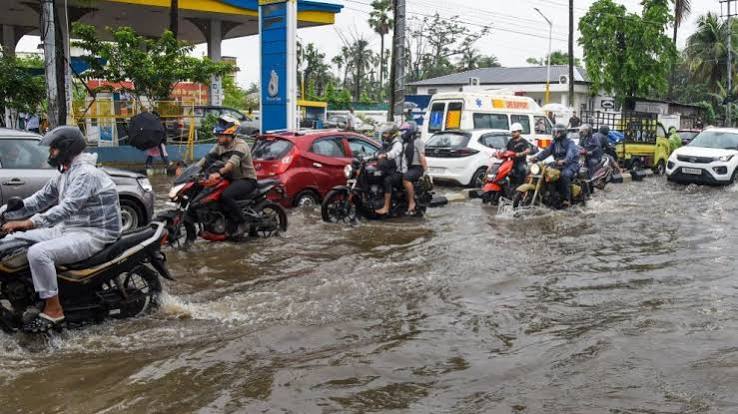 दिल्ली-NCR में बारिश के आसार, कई राज्यों में रेड अलर्ट जारी, पढ़ें- देशभर के मौसम का हाल - Delhi NCR Chances of rain red alert issued in Kerala Maharashtra Uttarakhand weather will