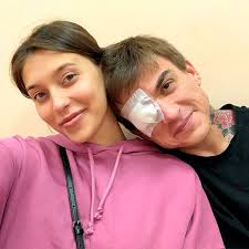 Влад учился в музыкальной школе по классу скрипки, а в 5,5 лет стал участником знаменитого детского музыкального ансамбля «непоседы». Vlad Topalov Poluchil Travmu Glaza Zashishaya Beremennuyu Reginu Todorenko Vokrug Tv