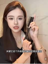 【YG4-015】 折叠便携猪鬃毛梳, 【🇨🇳蛇年中国预购4.0】, 猪鬃毛折叠梳｜护发从“梳”开始！, 🧳  轻巧折叠设计｜口袋也能装得下，出行超方便！, 🐗 天然猪鬃毛梳齿｜温和按摩头皮，减少静电，顺发不伤发质～, 🧼  抗油控屑梳发体验｜带走头皮油脂、梳出柔顺清爽感！, 💇‍♀️ 一梳多用｜干发顺发、湿发定型、头皮护理，全搞定！, MEGA福利价💰：RM0.99 