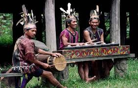 Bunyi alat musik ini dihasilkan dengan cara ditiup dan menggunakan kedua tangan untuk mengatur nadanya. Kebudayaan Kalimantan Utara Rumah Pakaian Kesenian Lengkap