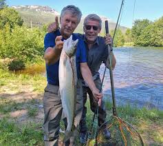 Louis og Bertram stortrives med fluefiske i Toåa
