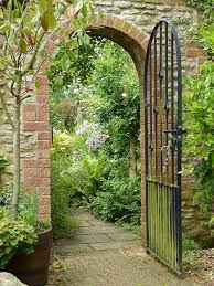 Gateway To A Hidden Garden With A Beautiful Brick Walkway Description From Pinterest Com I Searched For This On Bing Com Gartentor Garteneingang Gartenturen