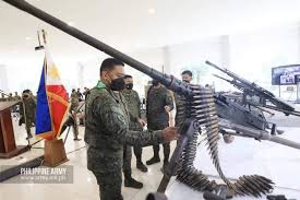 General Roberts inspects captured Afghan artillery in Kabul