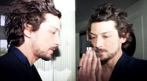 De Solstis a Prismarama ¿Cómo ha sido la carrera solista de León Larregui? 