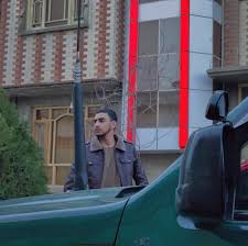 Not everything that glitters is gold; the same applies to the people in  your life. هر چیزی که برق میزنه، طلا نیست؛ این راجع به آدم های زندگیت هم  صدق می کنه.