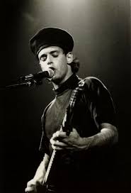 Guitarrista de soda stereo, una de las bandas más populares en argentina y latinoamérica desde mitad de los '80s en adelante, gustavo cerati se animó con algunos proyectos independientes en forma simultánea. Que Tan Importante Fue La Moda Para Gustavo Cerati Crapsforyou Vestires Y Moda En Peru